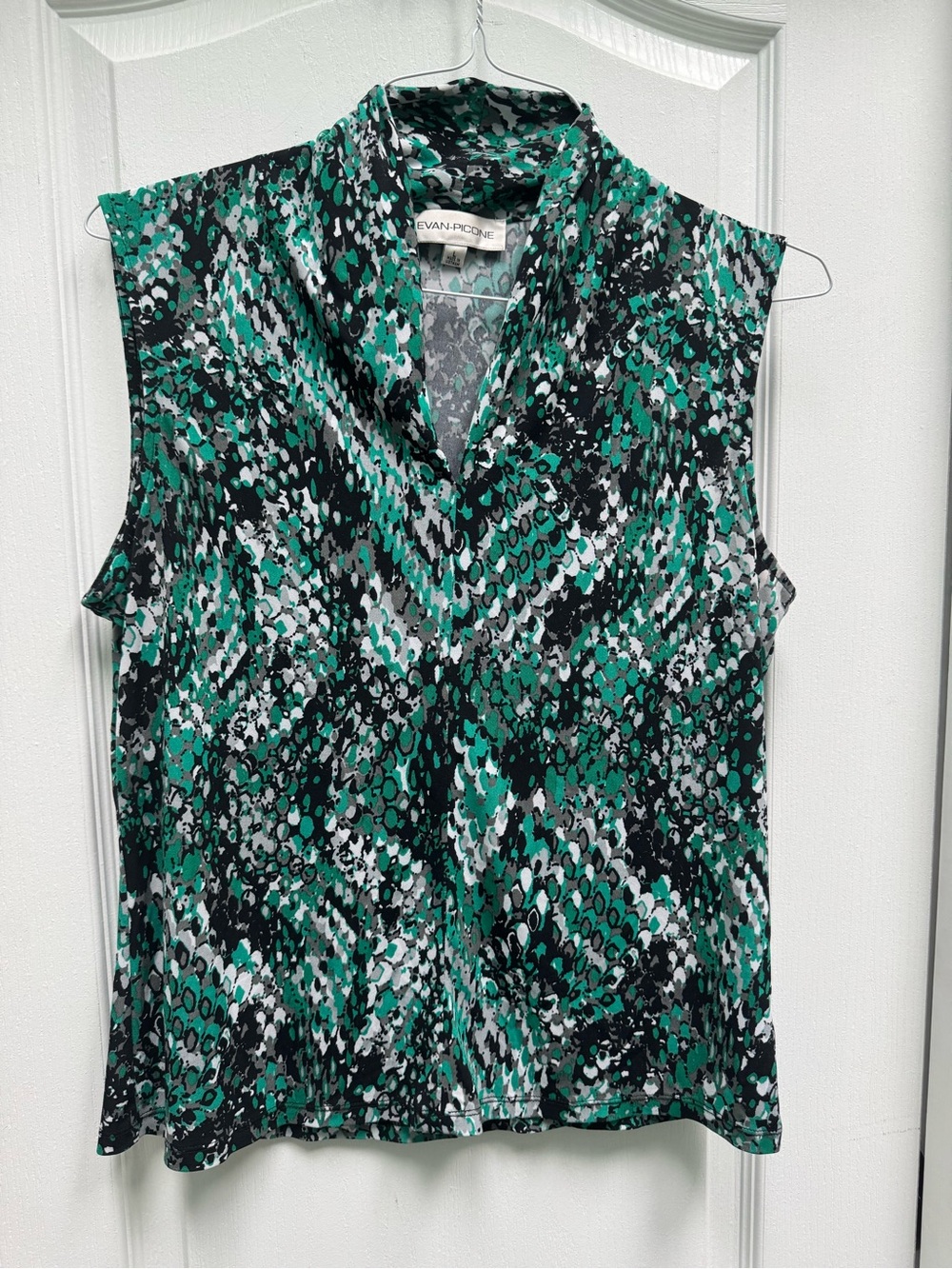 Evan Picone Green Black White Abstract Sleeveless V-Neck Top